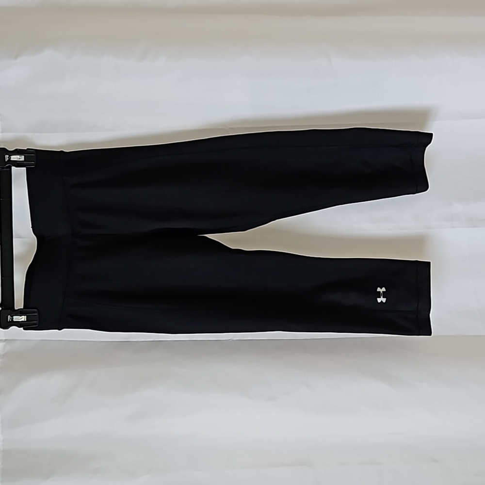 UA Heat Gear cropped compressing leggings